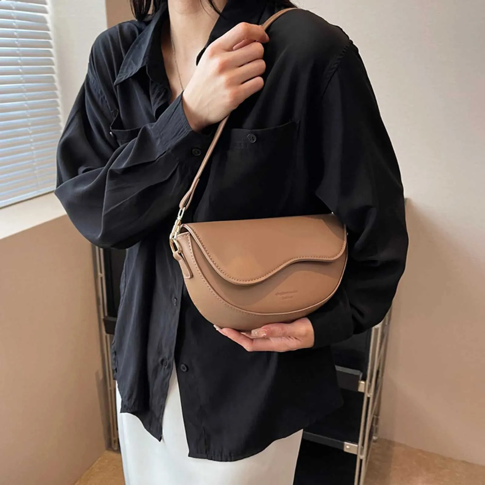 2024 Texture Kleine Retro Vielseitige Crossbody Mode Eine Schulter Unterarm Sattel Tasche Damen Stilvolle RucksackC241216_voghion.com