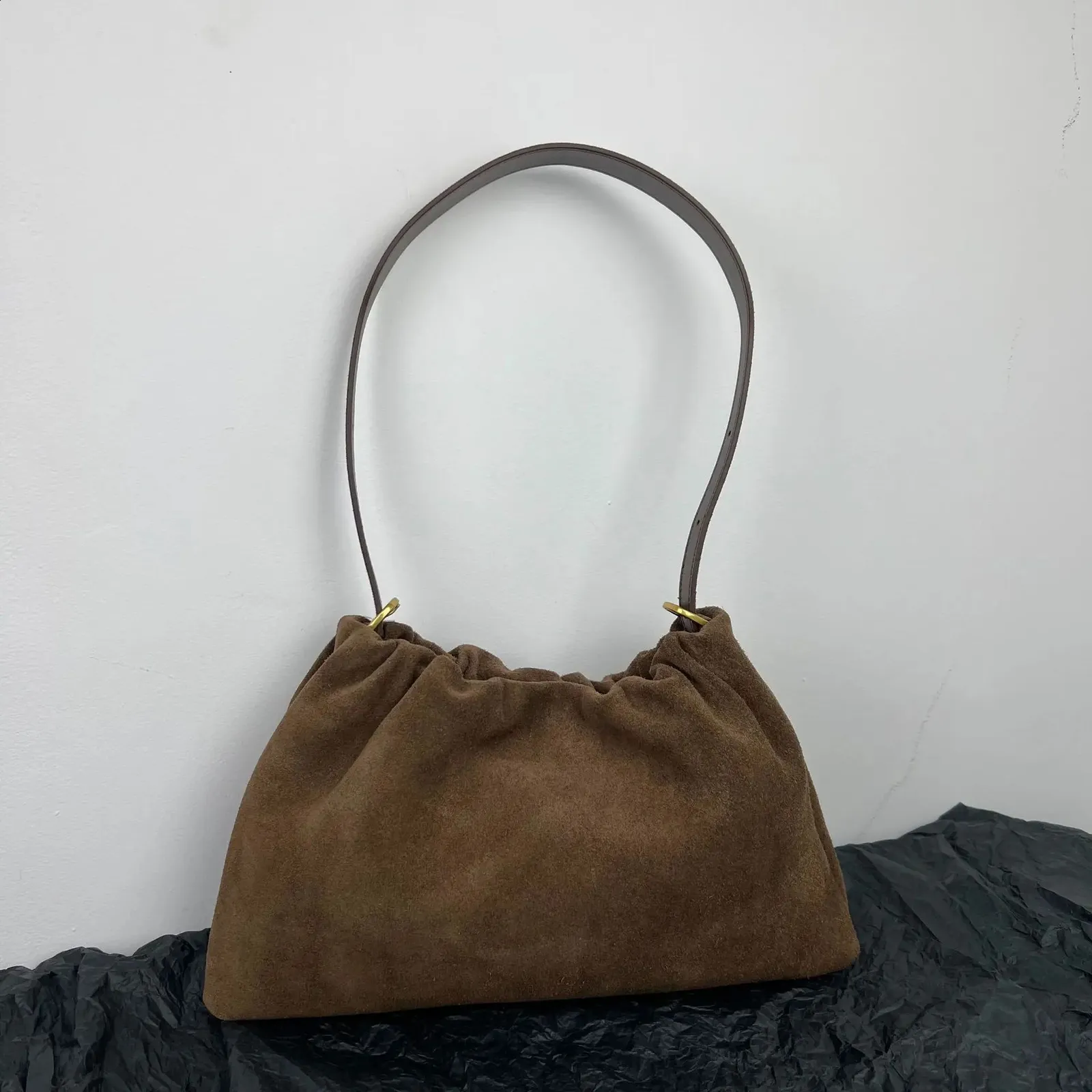 Borsa a spalla e borsa a mano in camoscio da donna con due cinghie_voghion.com