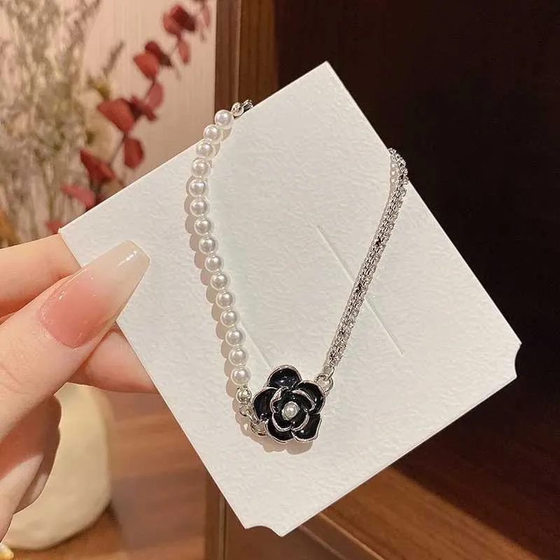 Pulsera de moda con perla camelia y circonita para mujer_voghion.com