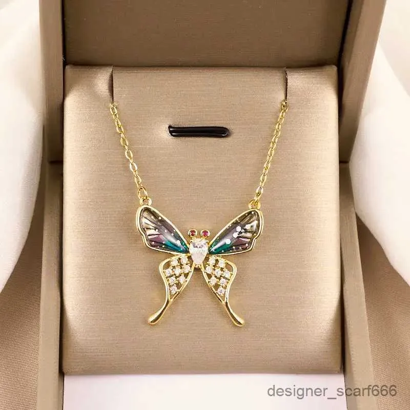 Collane con ciondolo classiche personalizzate con micro-decorazioni, collana con ali di farfalla colorate, alla moda e affascinante_voghion.com
