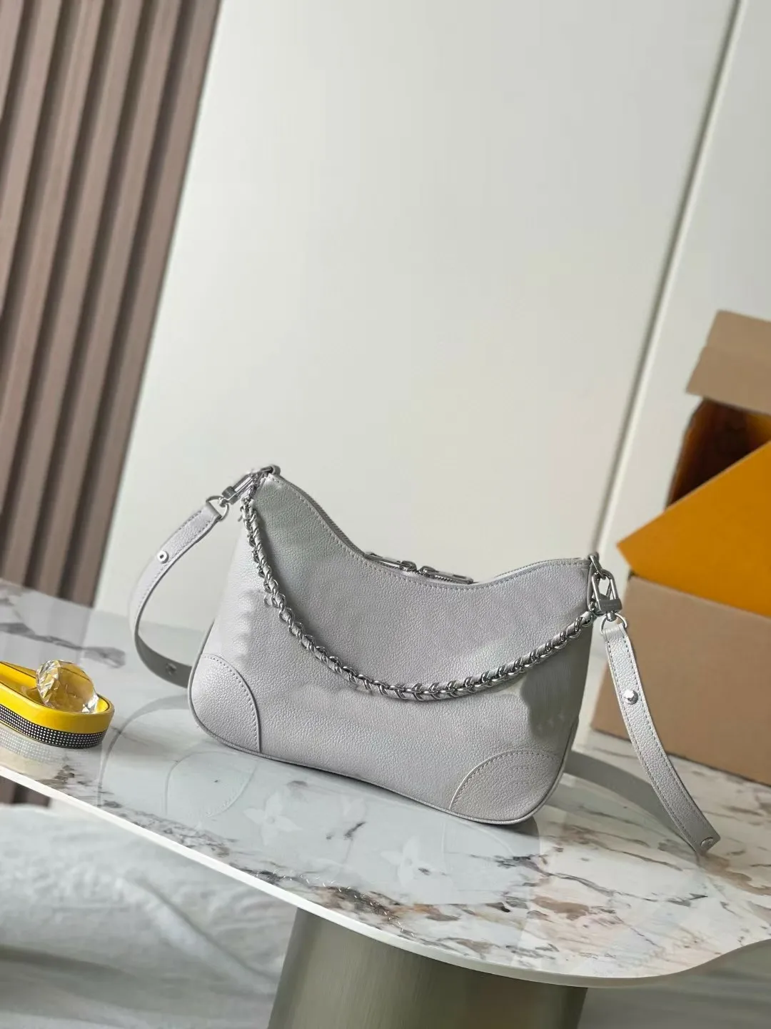 Borse ricamate - Borsa hobo con motivo bianco in pelle di vitello grigia con fodera in pelle scamosciata e finiture in argento_voghion.com