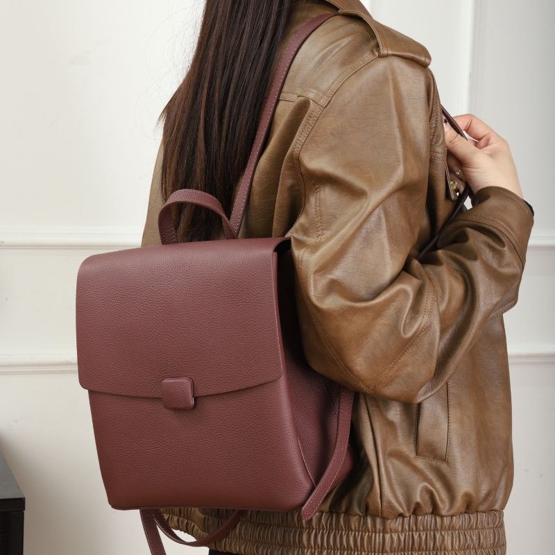 Kleiner, einfarbiger Rucack aus echtem Leder für Damen, modischer, lässiger Daypack, stylische Pendlertasche_voghion.com