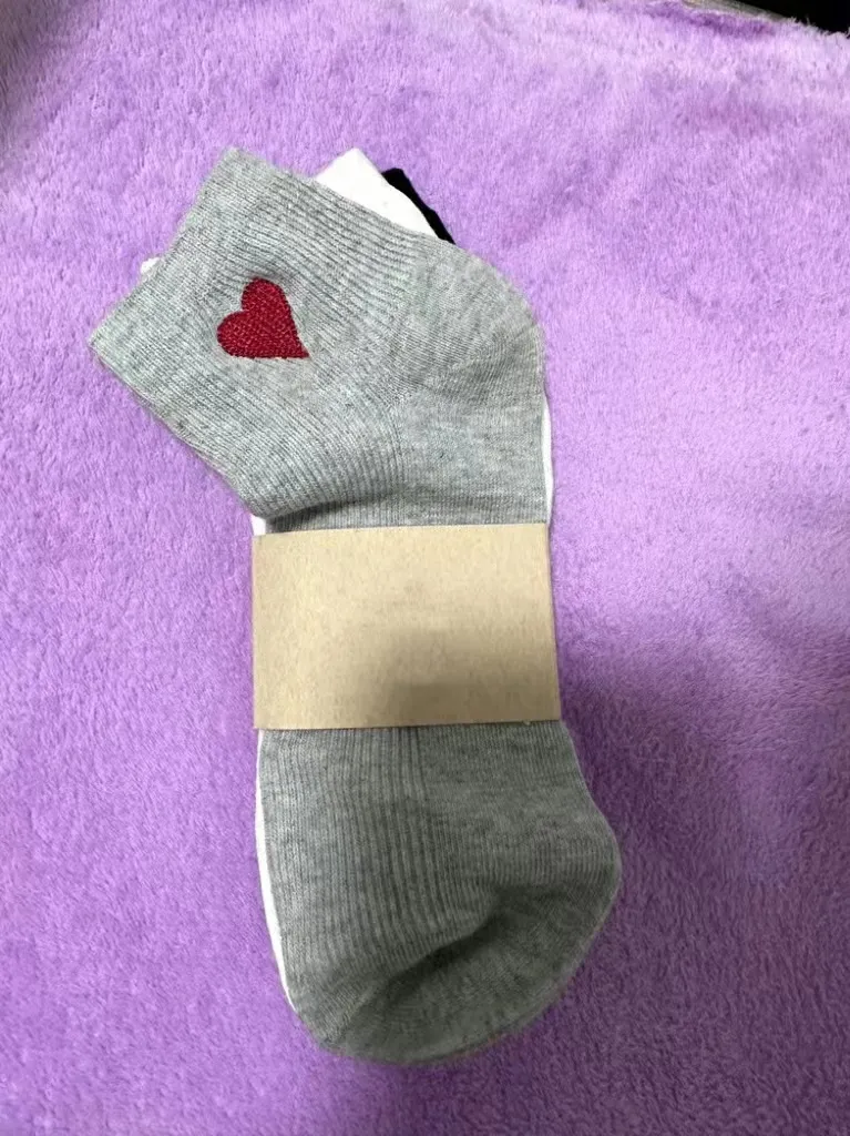 Clássico masculino bordado uma letra tubo curto estilo piano algodão outono inverno meias para homens e mulheres_voghion.com