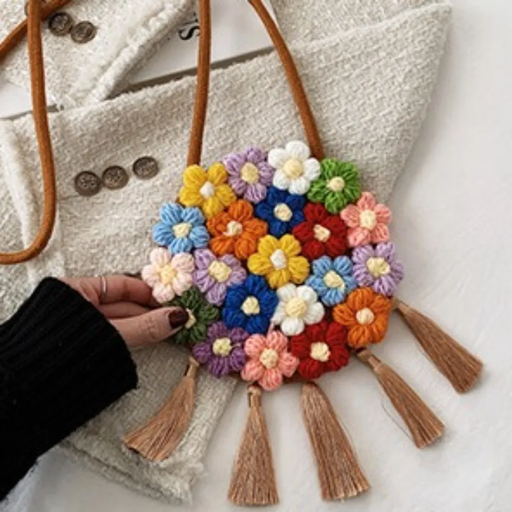 Borsa da spiaggia in rattan bohémien, lavorata a maglia in cotone e lino, con nappa, in stile rurale e con spallacci lavorati all'uncinetto floreale._voghion.com