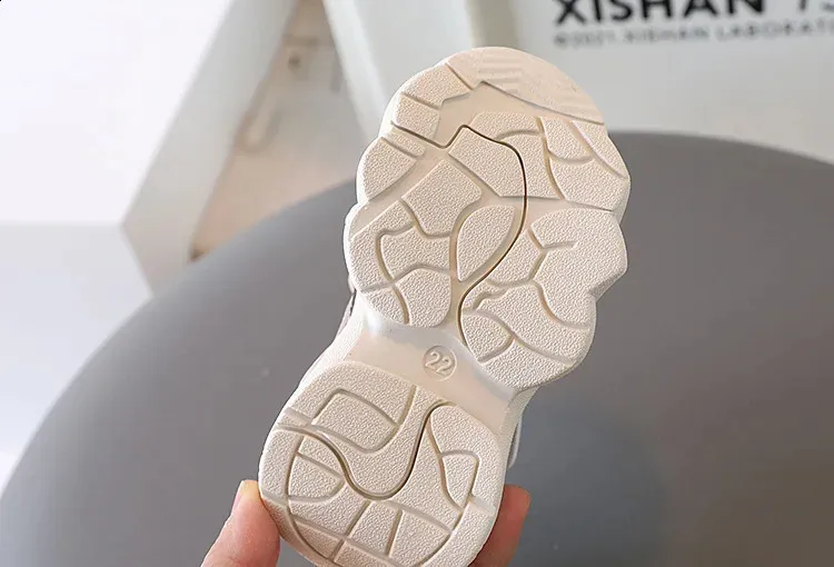 2024 New Childrens Fashionable Breathable Sports Boys and Girls Non slip Outdoor Student Basketball Shoes 240912_desvips.com