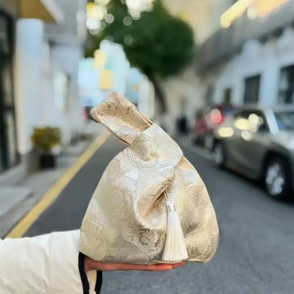 wer Anhänger Mittagessen Kosmetik Handtasche im chinesischen Stil Quaste Knoten Handgelenktasche Kleinteiltasche Cheongsam Zubehör 241120_voghion.com