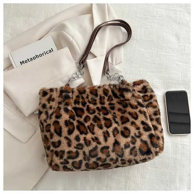 Le sac à bandoulière en peluche imprimé léopard pour femme est un sac à bandoulière décontracté et à la mode avec une grande capacité et une texture haut de gamme_voghion.com