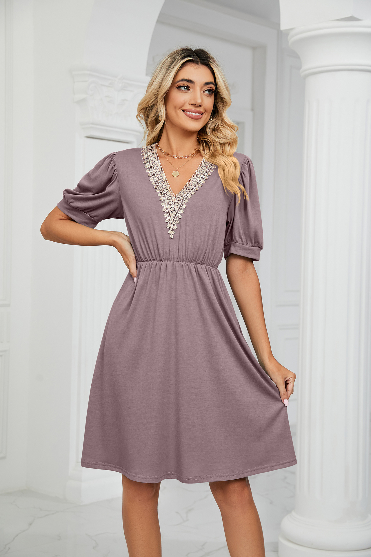 Damenkleid mit V-Ausschnitt und kurzen Ärmeln, mit festem Spitzenaufnäher_voghion.com
