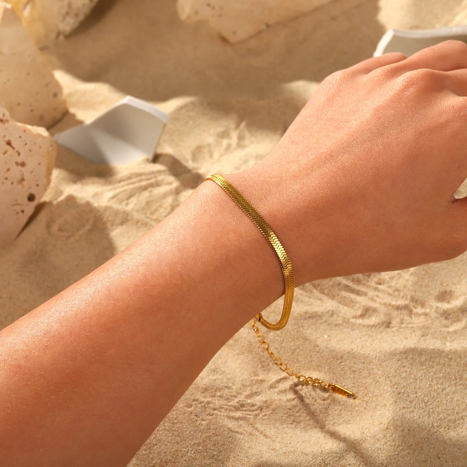 Bracciale minimalista con zirconi verdi a spina di pesce e catena Figaro intrecciata con ciondoli di smeraldo_voghion.com