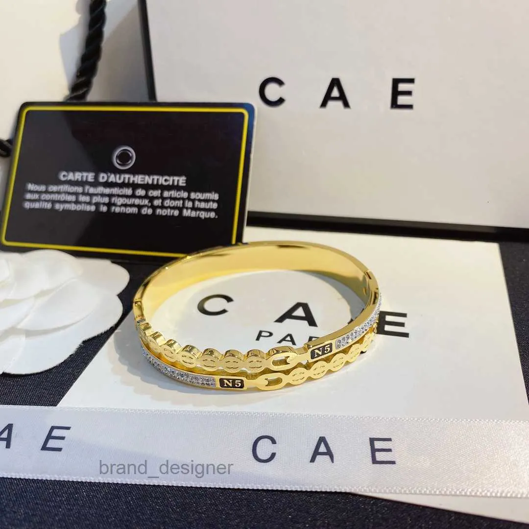 2023Europe Amérique Mode Style Bracelets Femmes Bracelet Designer Lettre Bracelet Cristal Plaqué Or En Acier Inoxydable_voghion.com