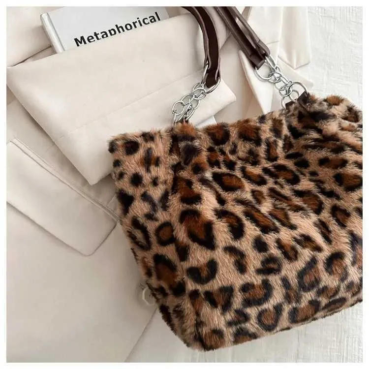 Le sac à bandoulière en peluche imprimé léopard pour femme est un sac à bandoulière décontracté et à la mode avec une grande capacité et une texture haut de gamme_voghion.com