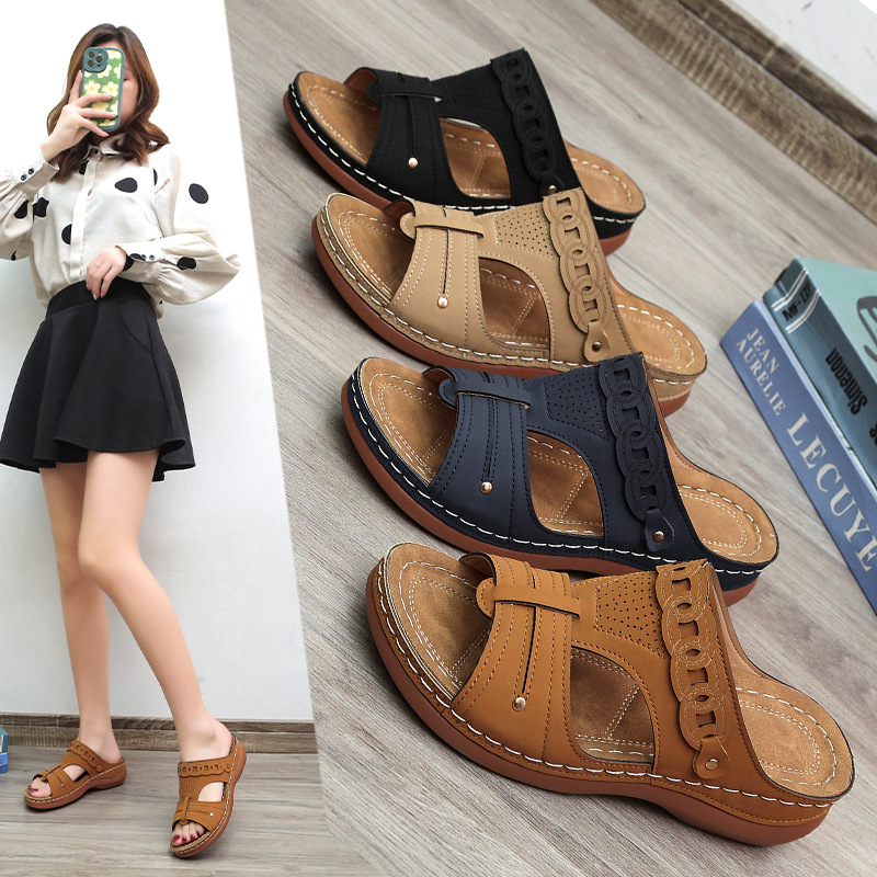 Pantoffels met dikke zolen en uitgeholde strasssteentjes voor dames die oversized schuine en strandsandalen dragen_voghion.com