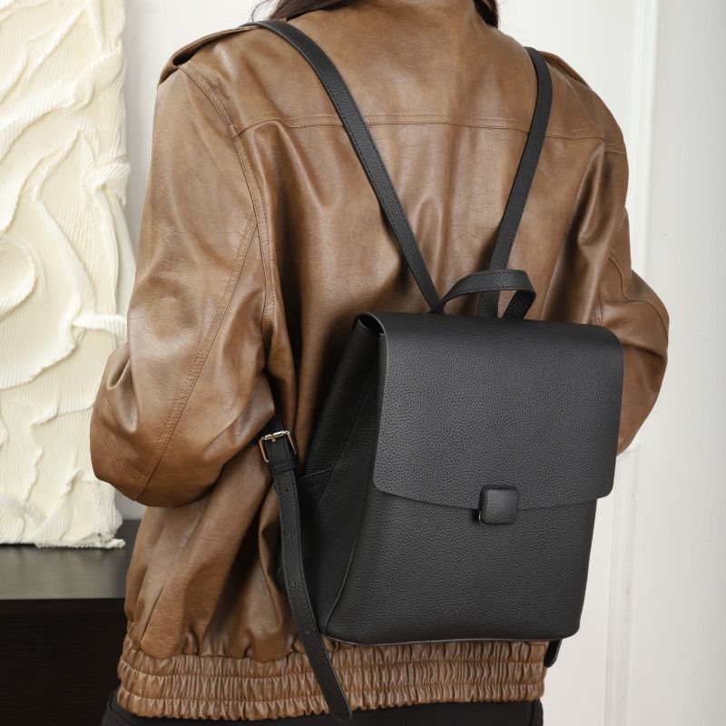 Kleiner, einfarbiger Rucack aus echtem Leder für Damen, modischer, lässiger Daypack, stylische Pendlertasche_voghion.com