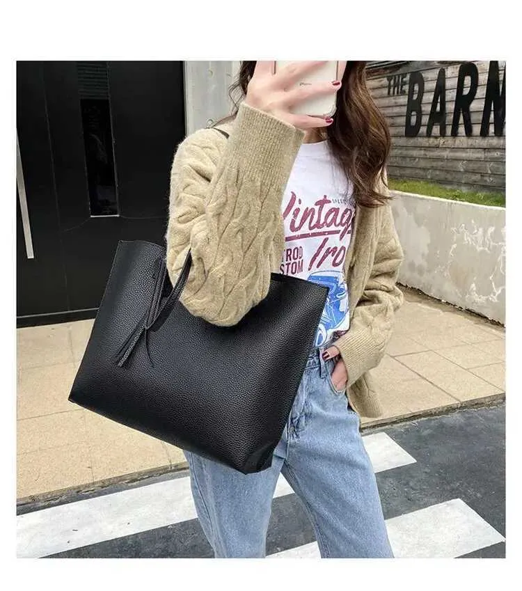 Women's Large Shoulder Bag With Tassel And Lychee Pattern_voghion.com