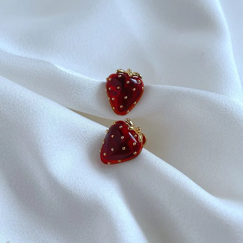 Collana di design fresca e carina in stile rurale alla moda, con tre petali di fiori dolci, adorabile cestino di fragole e api, perla._voghion.com