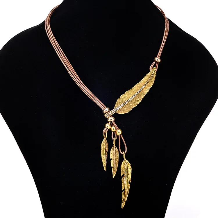 Collana con ciondolo piuma vintage stile bohémien gioielli_voghion.com