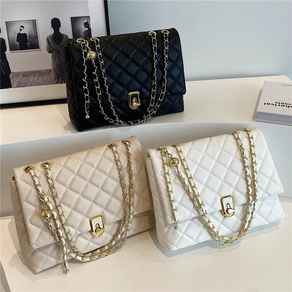 Elegante bolso bandolera acolchado de piel: bolso cruzado de diseño para mujer, con cadena grande, bolso elegante en blanco y negro._voghion.com