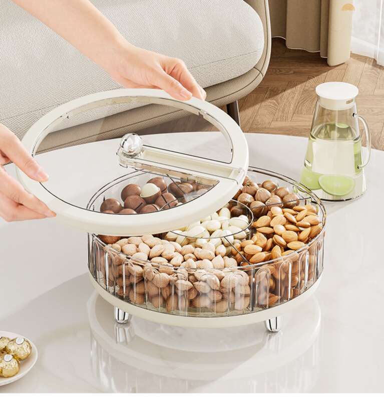 Un salon séché oublié pour la maison, une table à thé, une boîte à bonbons scellée, un rangement pour collations, des graines de melon, des noix et des cloisons_voghion.com