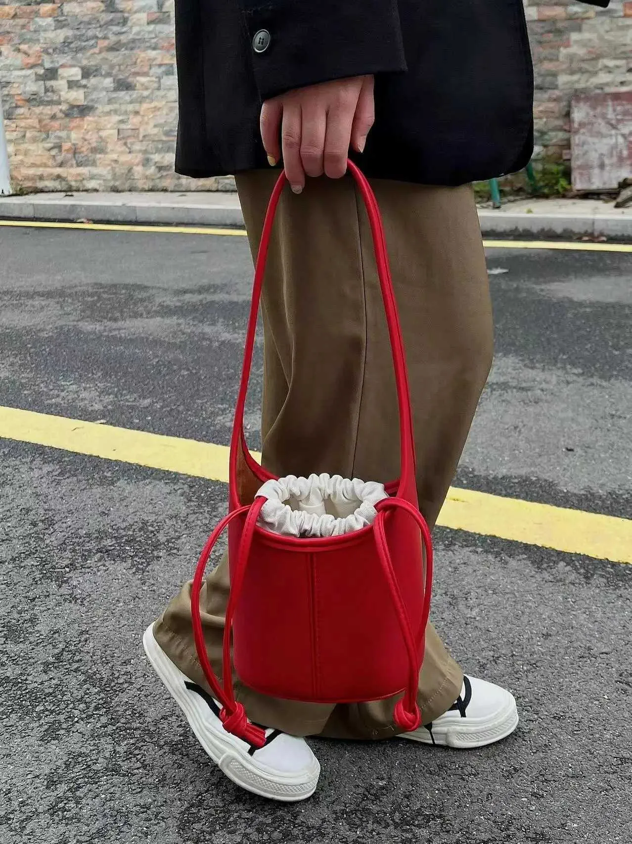 Koreanischer minimalistischer Kordelzug-Design-Wassereimer, rot, künstlerisch, lässig, handgehaltene Umhängetasche, Gemüsekorb, Mutter und Kind_voghion.com