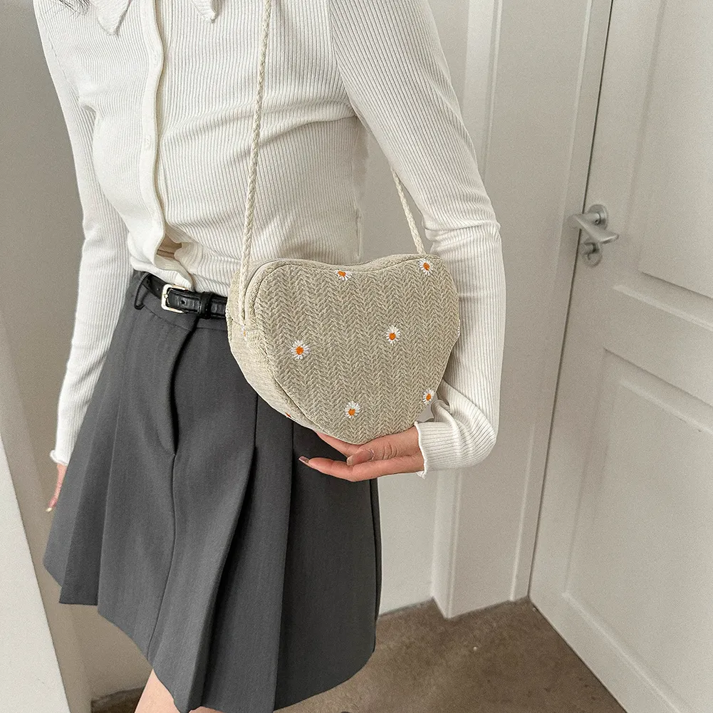 Borsa a tracolla da spiaggia, da donna, in paglia intrecciata a forma di cuore, con margherite, firmata_voghion.com