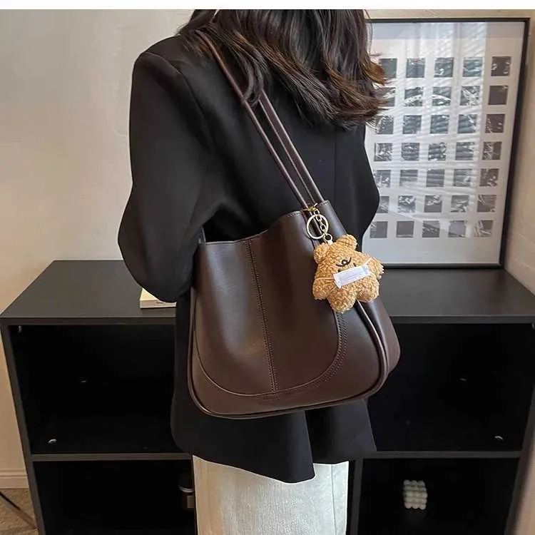 Bolso de hombro de alta gama con textura de gran capacidad, nuevo bolso de mano para mujer, otoño e invierno 2024, C241106_voghion.com