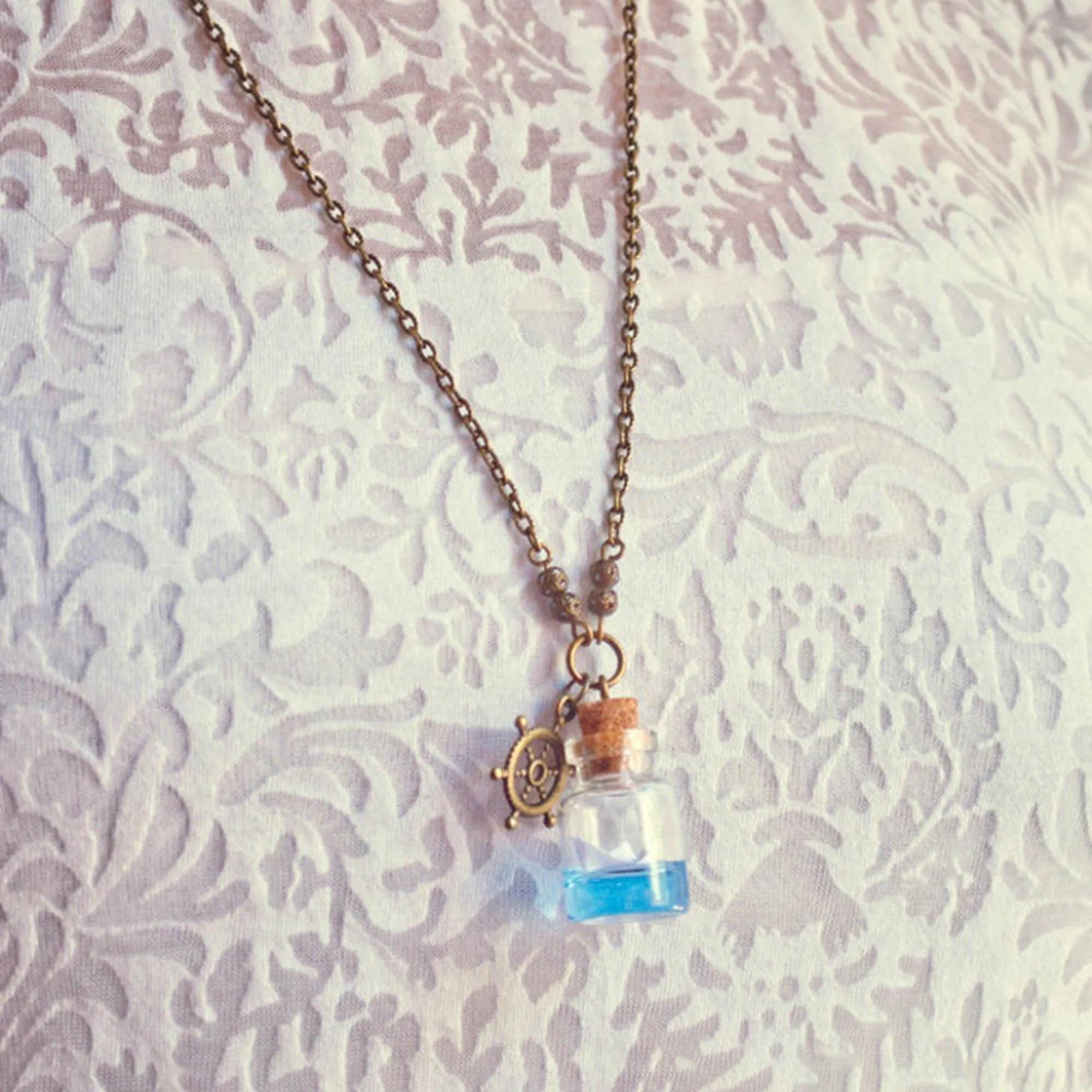 Collier pendentif bouteille en verre doré bateau origami_voghion.com