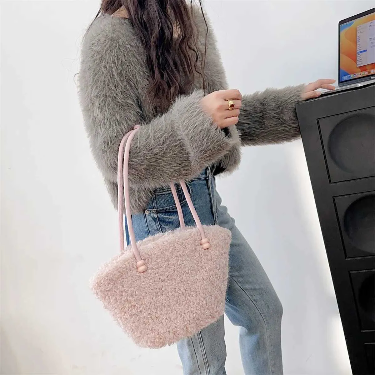 Bolso de hombro de felpa para mujer, de moda, liso, suave, informal, de lana de cordero, de gran capacidad, ligero, para uso diario._voghion.com