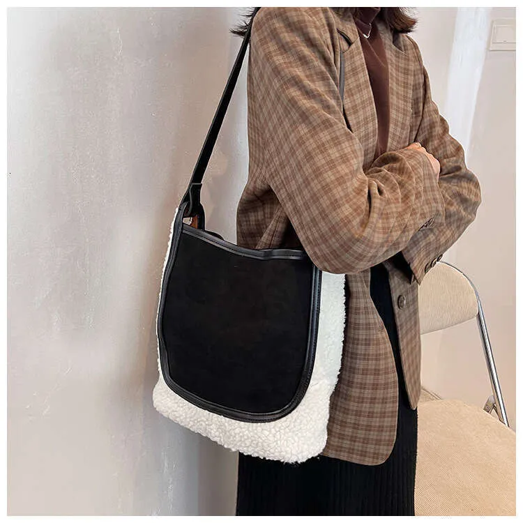 Grand sac à bandoulière de grande capacité pour femme 2023, nouveau sac fourre-tout en laine d'agneau d'automne et d'hiver en peluche, sac seau à une épaule_voghion.com