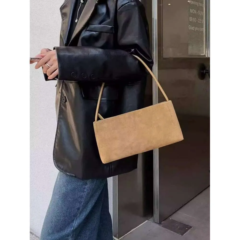Borsa a spalla in pelle opaca da donna stile minimalista elegante_voghion.com