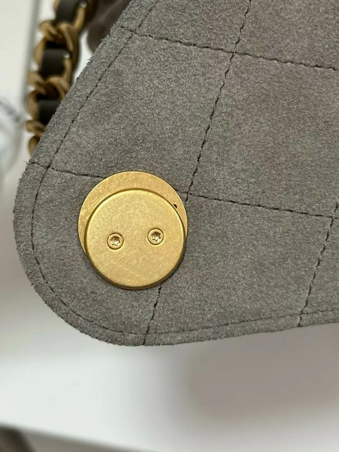 2025C Borsa a mano da giorno di alta qualità, in pelle di vitello scamosciata grigio caldo, con fodera in pelle, catena con coulisse e hardware dorato._voghion.com