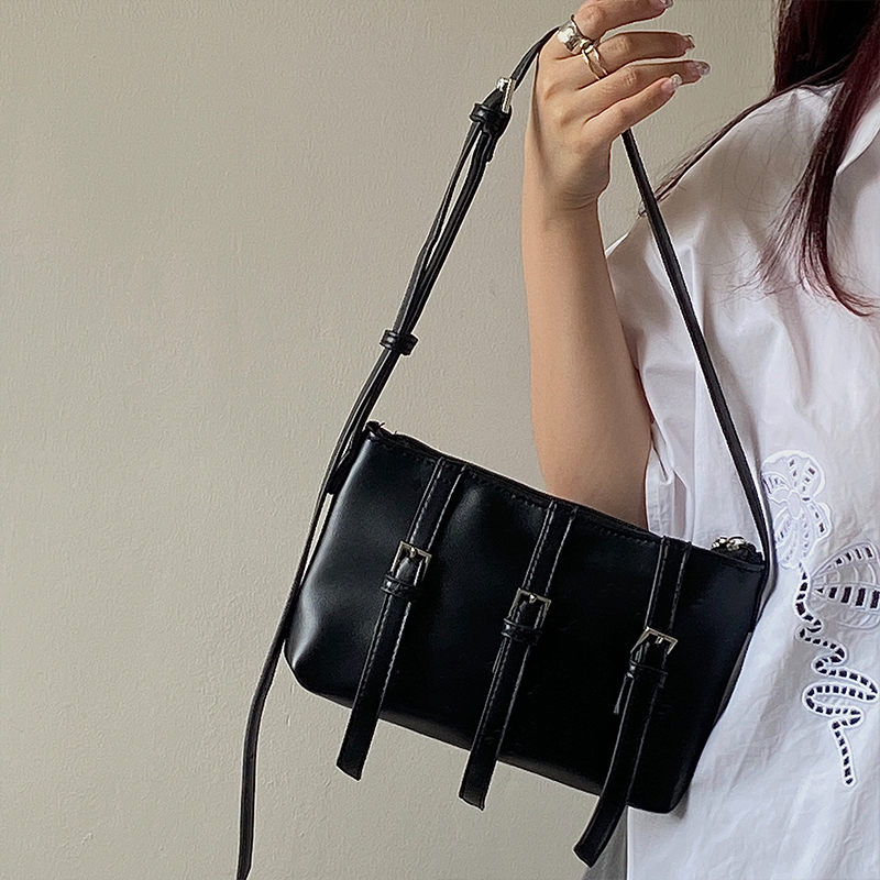 2024 Nischendesign Crossbody Damengürtel personalisierte Einzelschulter Unterarm lässig neue trendige und würzige Mädchentasche_voghion.com