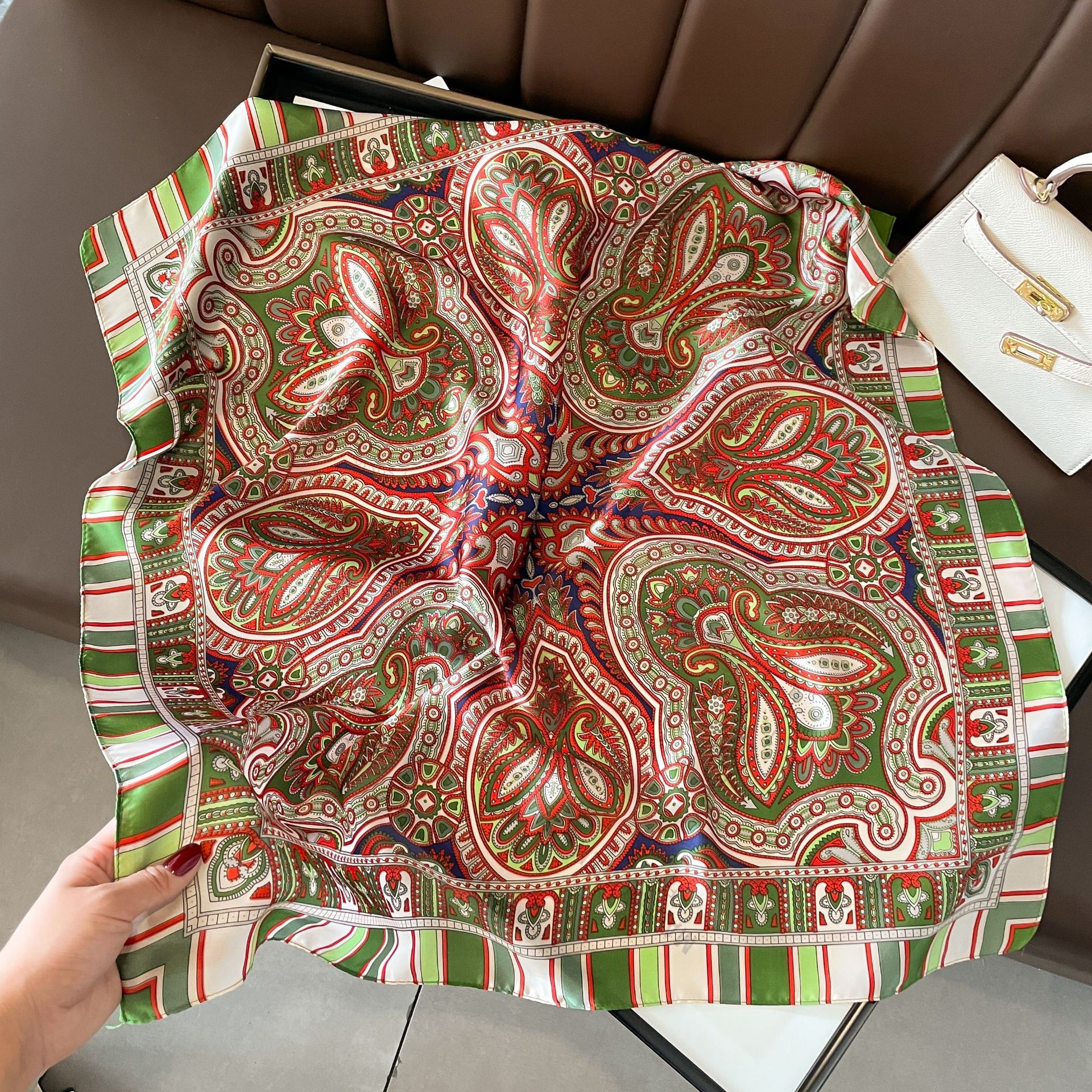 Sciarpa decorativa piccola a scialle da donna in raso quadrato di seta coreana con fiore pianta coreana di nuovo stile 70 cm_voghion.com