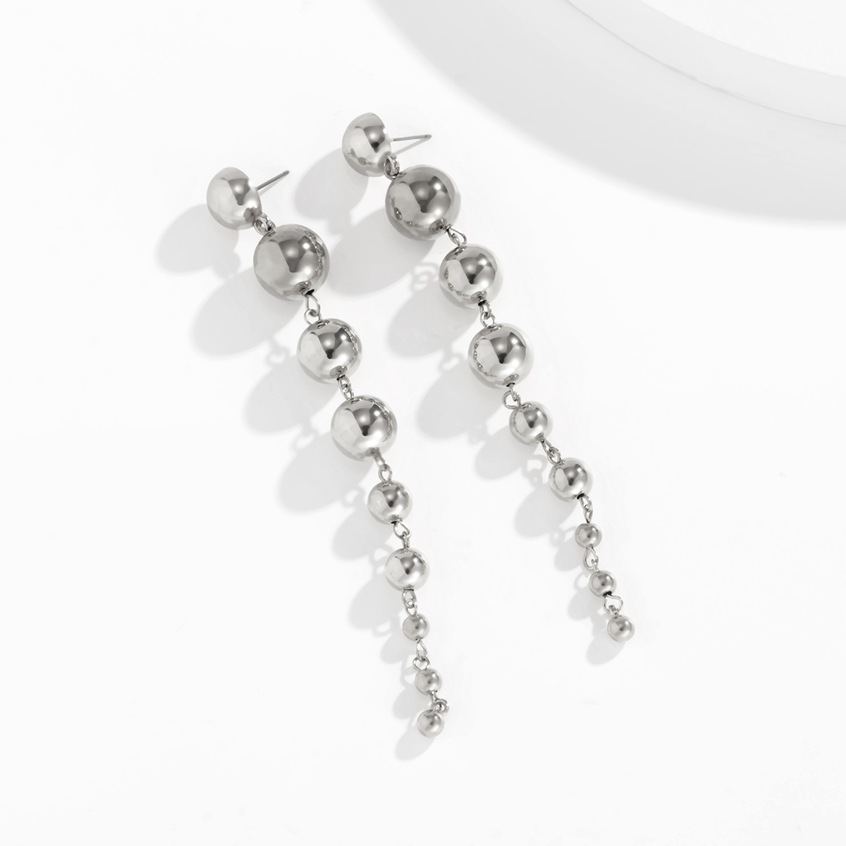 Boucles d'oreilles en perles de taille féminine à la mode géométrique personnalisée Perles en métal Nouveaux accessoires d'oreille pour femme_voghion.com