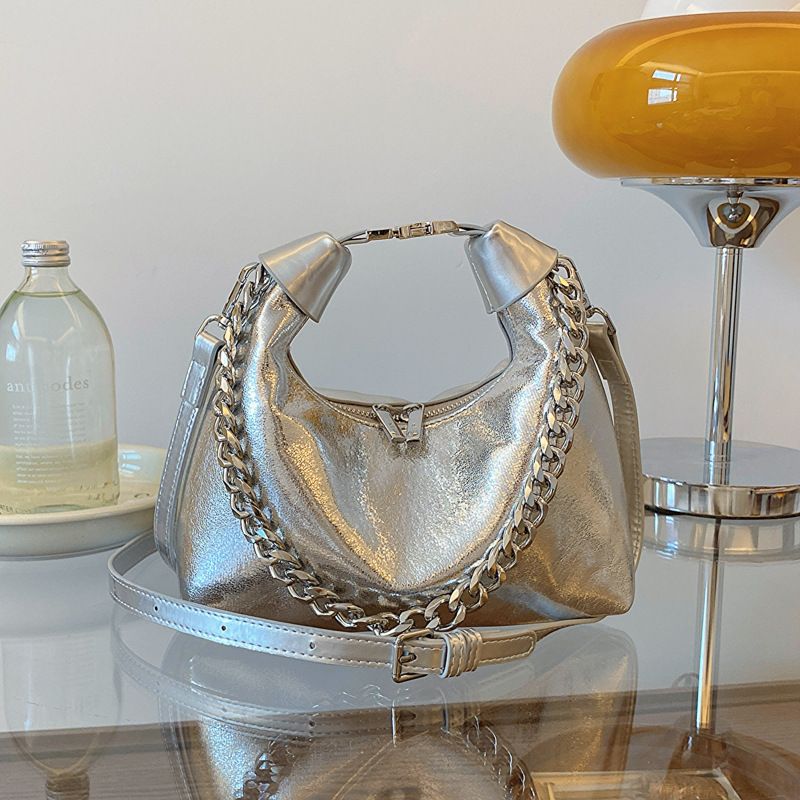 Tragbare kleine Tasche in Silber mit personalisiertem Nischendesign. Neue modische Mini-Umhängetasche aus PU im_voghion.com