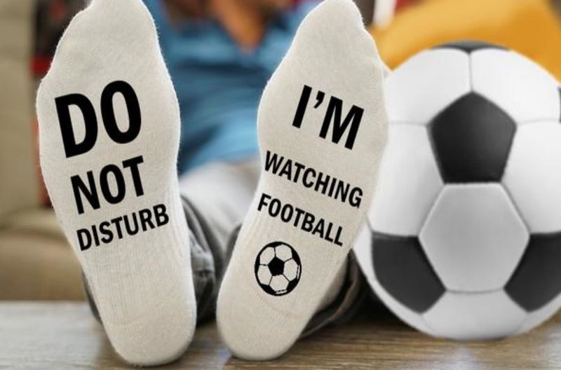 Unisex DO NOT DISTURB WATCHING FOOTBALL Neutrale Socken mit mittlerem Schlauch_voghion.com