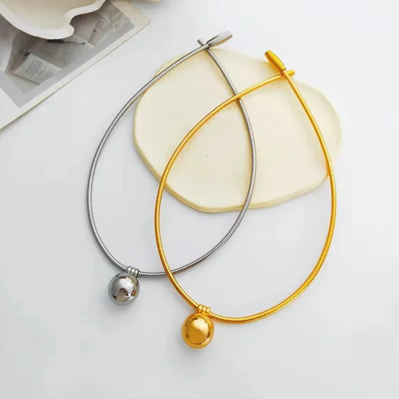Collane Ciondolo a sfera rotonda Acciaio inossidabile Chockers Torques Collana sexy esagerata di gioielli di moda per donne coreane_voghion.com