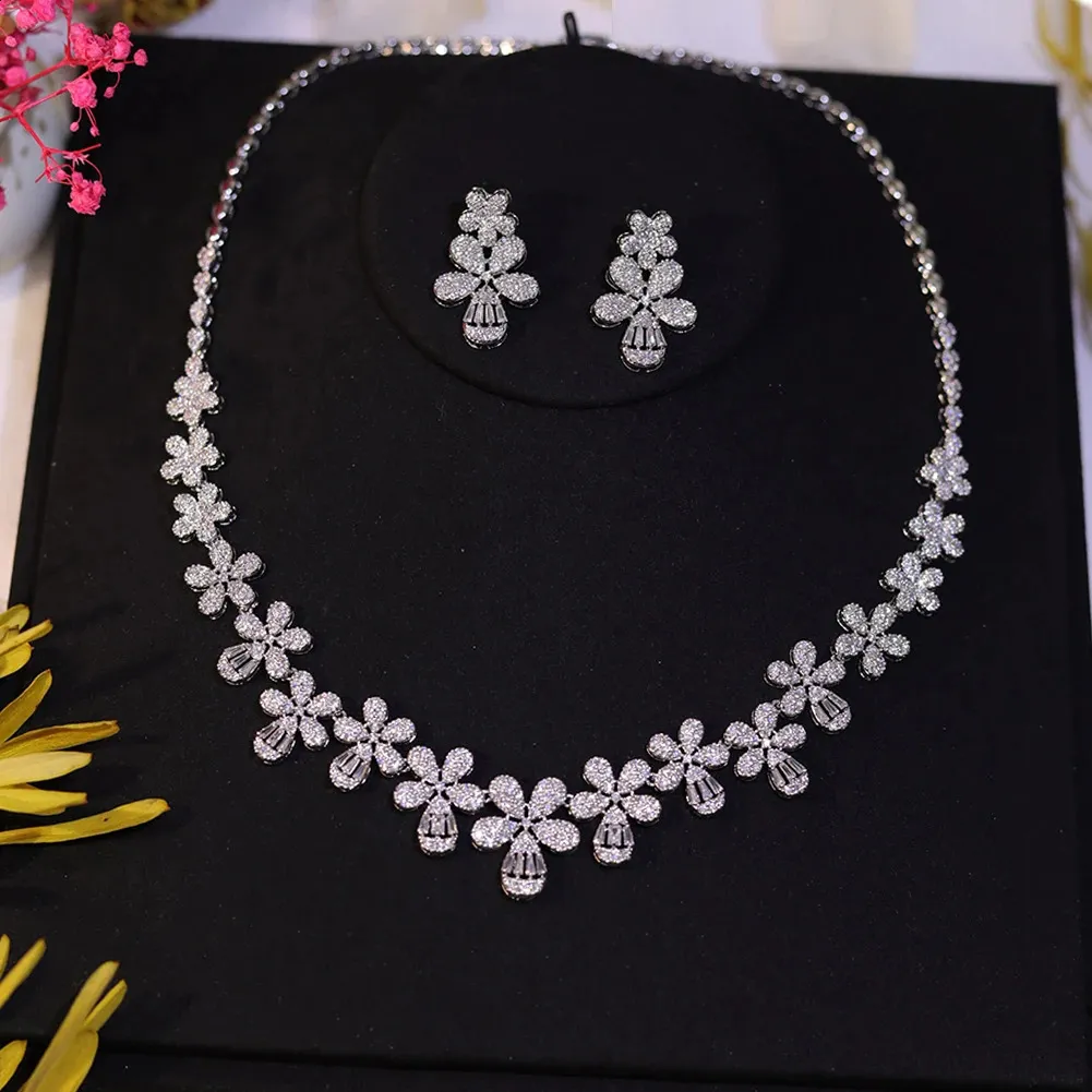 Ensemble de bijoux de mariage élégant avec collier et boucles d'oreilles en forme de feuille et de fleur en zircone cubique micro pavée pour fiançailles_voghion.com