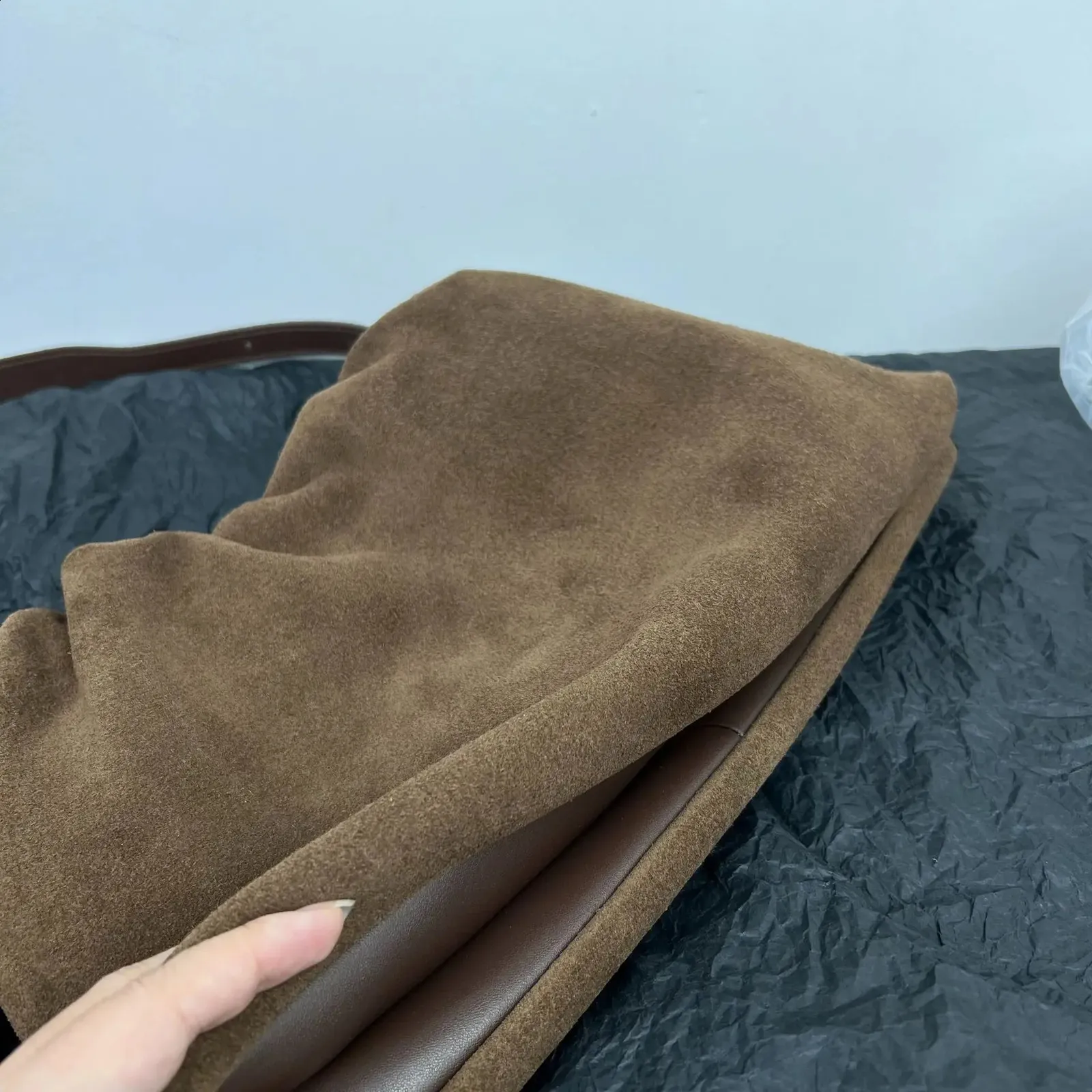 Borsa a spalla e borsa a mano in camoscio da donna con due cinghie_voghion.com