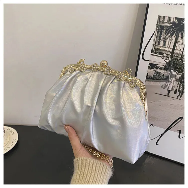 Borsa a tracolla pochette da sera in pelle effetto laser_voghion.com