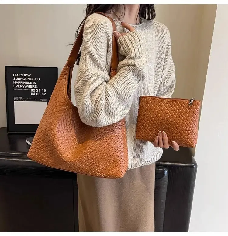 2024 The Style H7 Network Celebrity Weave Woven Carrying Borsa a tracolla grande capacità da donna alla moda retrò 240820_voghion.com