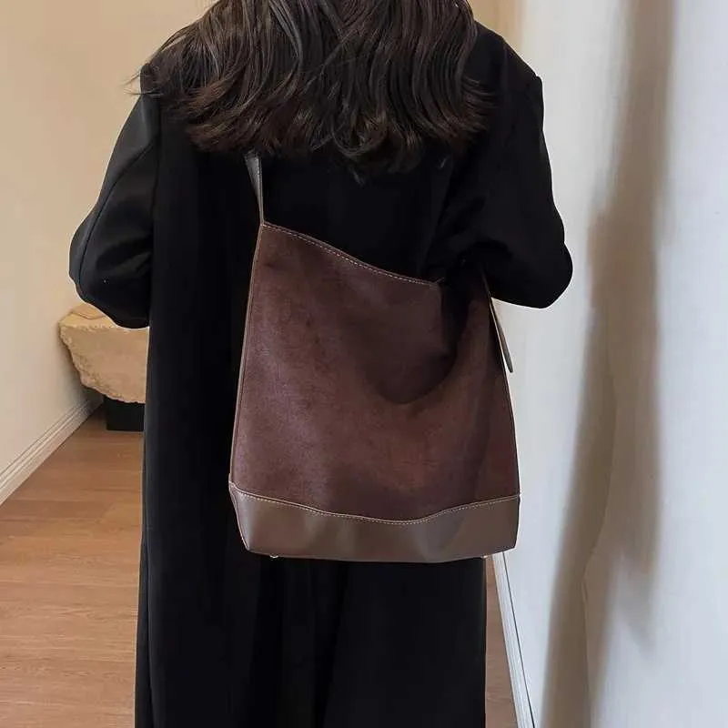 Fortschrittliche, stilvolle Umhängetasche aus Wildleder im Retro-Stil mit großem Fassungsvermögen, Umhängetasche zum Pendeln, ba241216_voghion.com