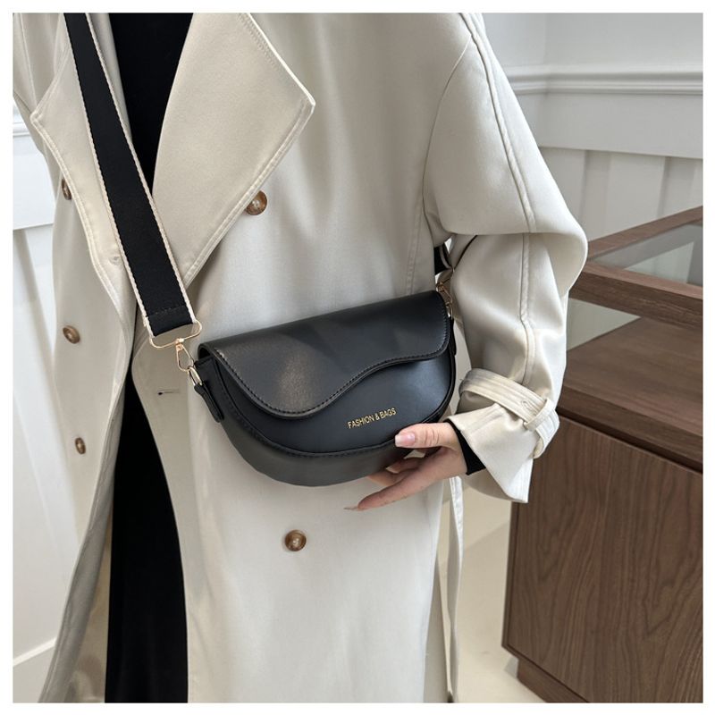 Doku ve Mod 2024 Lässig Einfarbig Neue Frühjahr Abdeckung Breiter Riemen PU Einzelner Schulter Crossbody Sattel_voghion.com