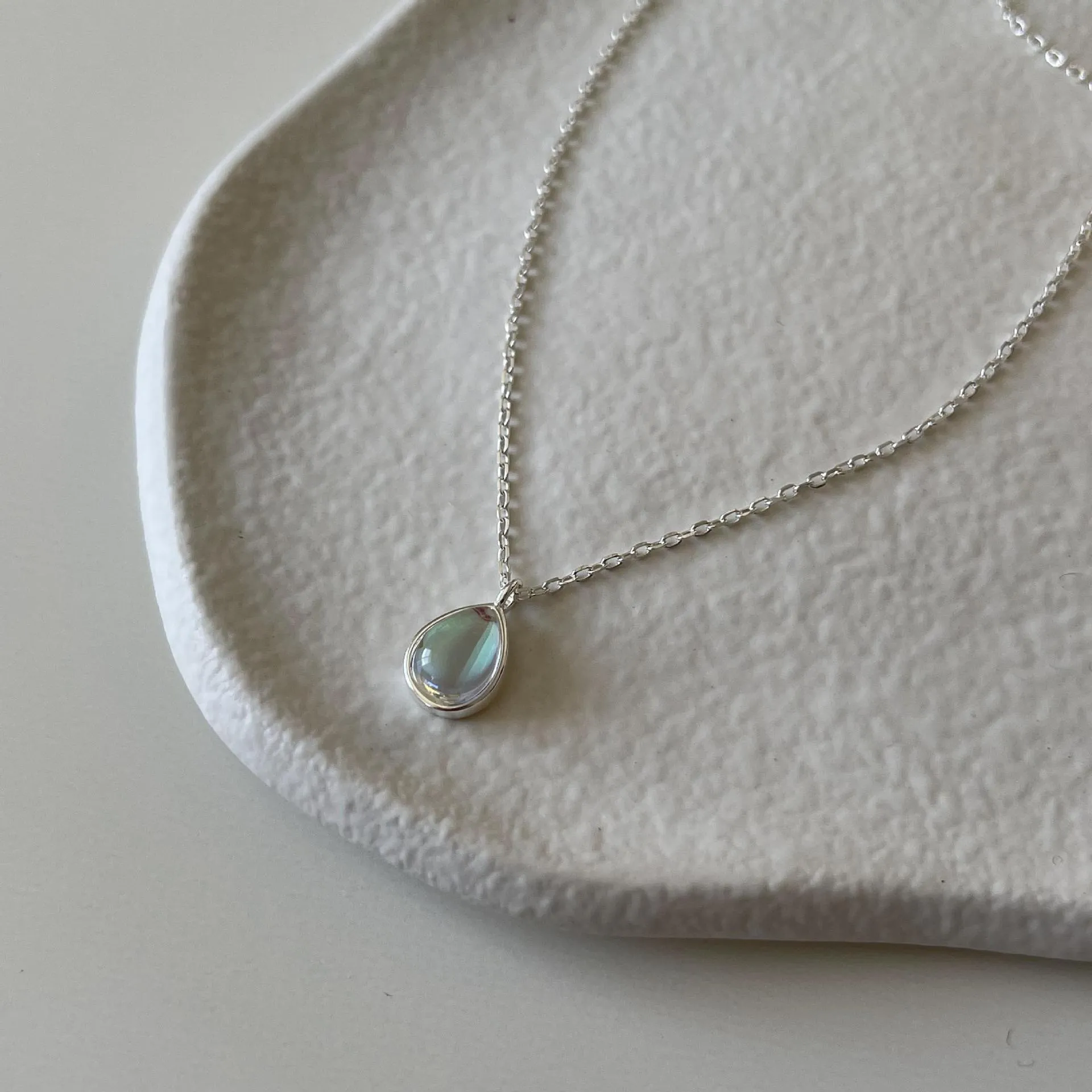 Chaînes Amaiyllis Sterling Sier Collier minimaliste en forme de goutte d'eau Personnalité simple Accessoires sauvages Bijoux_voghion.com