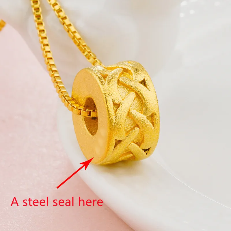 Collana con pendente dorato e perle cilindriche per donna elegante_voghion.com
