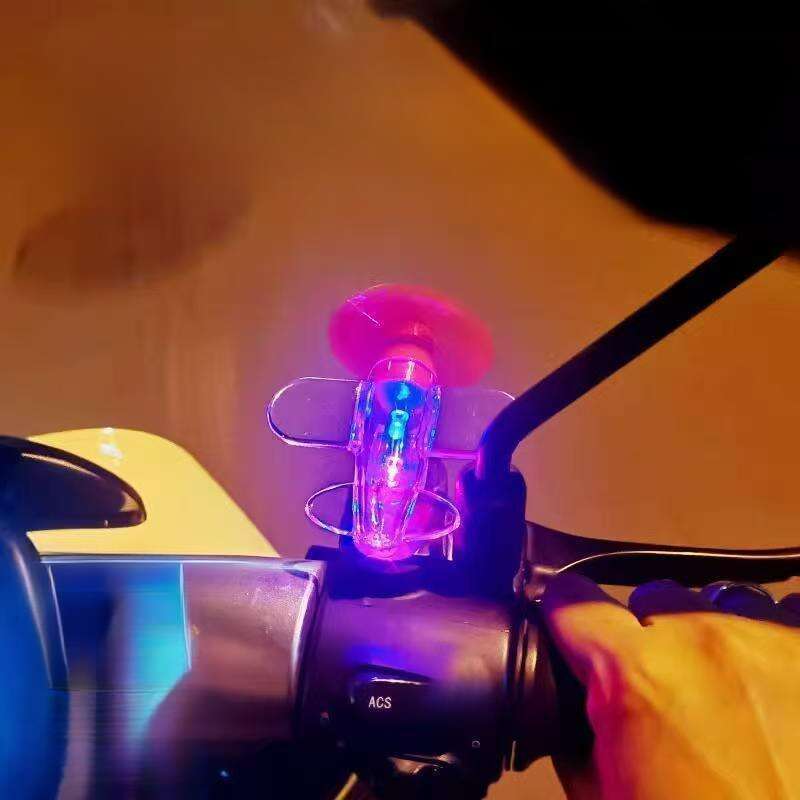 Egy héten belül több mint 1000 ember vesz részt egy utazáson kivilágított kis repülőgépen, egy elektromos kerékpáron,_voghion.com