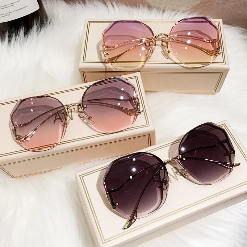 Nuovi occhiali da sole alla moda senza montatura per donna con aste curve in metallo deformato, occhiali da sole con protezione solare ripresi da celebrità di Internet._voghion.com