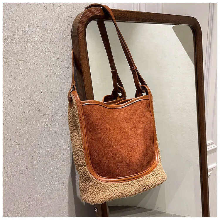 Grand sac à bandoulière de grande capacité pour femme 2023, nouveau sac fourre-tout en laine d'agneau d'automne et d'hiver en peluche, sac seau à une épaule_voghion.com