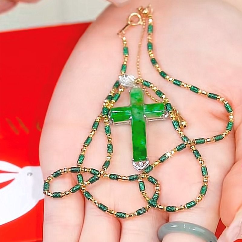 Collana uomo con pendente croce in giada verde e diamante dorata_voghion.com