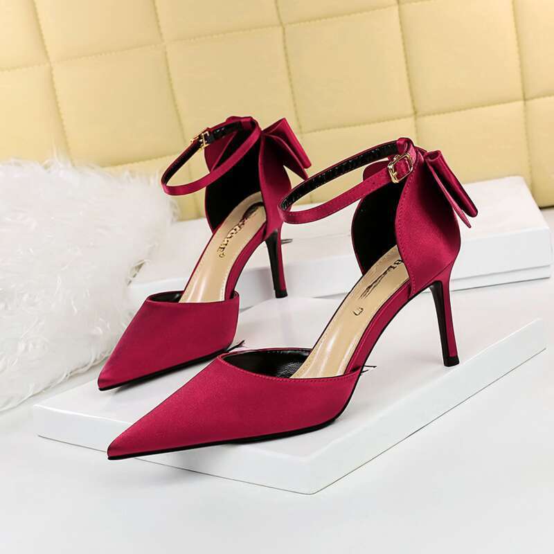 Elegante High Heels mit spitzem Kopf und hohler Schleife und Knoten für Damensandalen_voghion.com