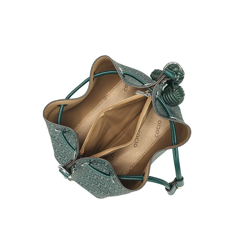 Borsa a secchiello multiscomparto semplice e versatile in vera pelle verde pavone di COCIO, design di nicchia, calda_voghion.com